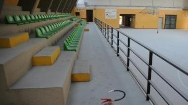 <b>VANDALI IN AZIONE.</b> A sinistra le gradinate della palestra inagibili per la schiuma degli estintori Sopra il cartello che comunica la chiusura dell’impianto e a destra gli arredi della palestra coperti dalla polvere bianca antincendio