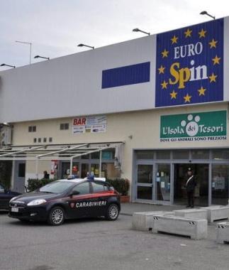 Lauto dei carabinieri davanti allEurospin   