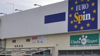 L’auto dei carabinieri davanti all’Eurospin
