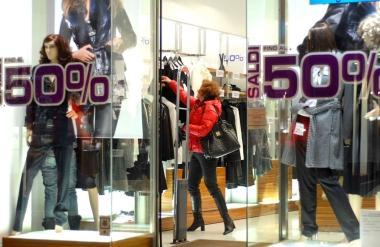 Saldi in un negozio del centro 