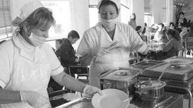 <b>MENSA.</b> Cuoche al lavoro
