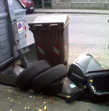 <b>VIA ROMA </b>Le televisioni abbandonate nei pressi dei cassonetti  