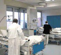 <b>IN REPARTO.</b> Medici e infermieri assistono i pazienti (foto darchivio) 