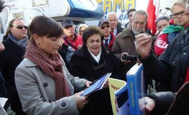 I manifestanti e i politici in missione con i balneari incontrano i parlamentari europeri    