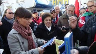 I manifestanti e i politici in missione con i balneari incontrano i parlamentari europeri