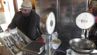 Nicola Ghimenti mentre vende il pesce