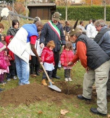 Alunni profughi africani e Alpini piantano un albero 