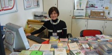 Carolina Montagni della biblioteca San Giorgio al punto prestiti Coop 