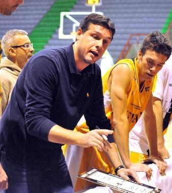 Coach Giovanni Bassi d&agrave; istruzioni ai suoi 