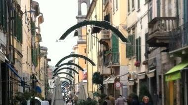 Gli addobbi messi ieri lungo corso Matteotti