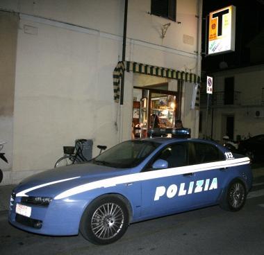 La tabaccheria allincrocio fra via Pucci e via Matteotti presa di mira dai banditi 