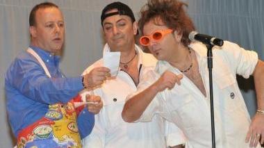Bobo Pasquinucci (a sinistra) con alcuni attori della «Banda di matti»