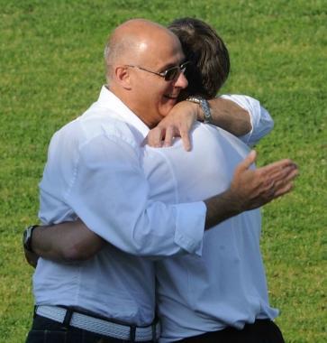 Labbraccio tra il diesse Umberto Aringhieri e lallenatore Marco Masi 