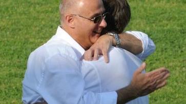 L’abbraccio tra il diesse Umberto Aringhieri e l’allenatore Marco Masi