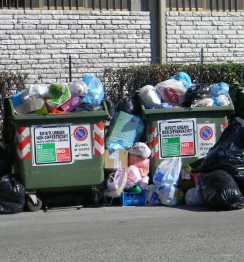 Cassonetti ancora da svuotare  