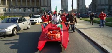 Il pattino rosso, simbolo della protesta contro le aste e vera attrazione del corteo andato in scena a Bruxelles       