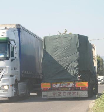 Camion in transito lungo viale Europa 