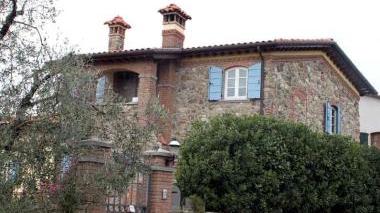 La villetta in cui abitano i coniugi De Cesari