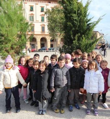 Gli alunni e gli alberi in piazza della Repubblica 