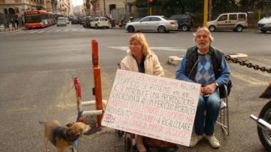 Paride Bianco, la moglie Giuliana e il loro cane davanti al ministero del Tesoro