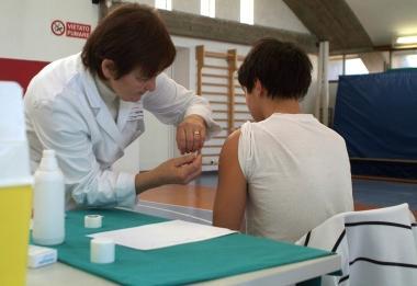 Un giovane si sottopone alla vaccinazione 