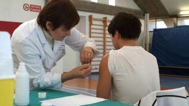 Un giovane si sottopone alla vaccinazione