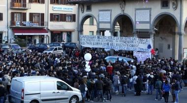 A sinistra la folla davanti la basilica della Fontenova 