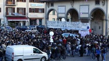 A sinistra la folla davanti la basilica della Fontenova