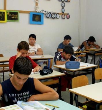 Ragazzi stranieri in una scuola di Prato  