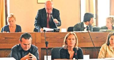 Simone Malucchi A sinistra seduta eel consiglio provinciale Al centro la presidente Federica Fratoni 