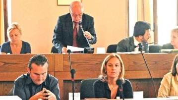 Simone Malucchi A sinistra seduta eel consiglio provinciale Al centro la presidente Federica Fratoni