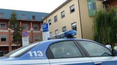 Una volante della polizia davanti all’ospedale di Cisanello