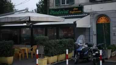 L’ingresso del bar Madeira in piazza Romboni a Camaiore