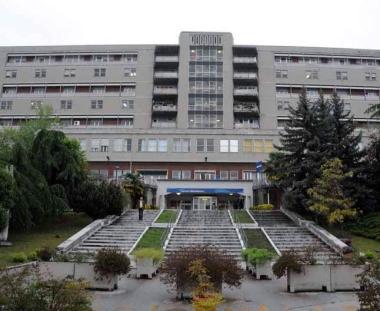Lospedale di Carrara e a destra lavvocato Rachele Vatteroni     