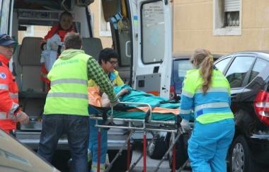 I volontari della Misericordia portano via la donna ustionata