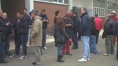 <b>RASSEGNATI.</b> I lavoratori di Scarlino Energia dopo l’assemblea