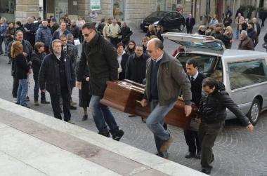 <b>IL LUTTO</b> Una folla commossa ha salutato Cira, 46 anni, uccisa da un aneurisma 