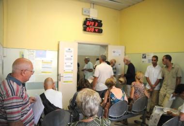 Persone nella sala di attesa del Centro unico per le prenotazioni 