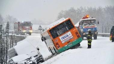 Auto e bus fuori strada durante la nevicata del 17 dicembre 2010