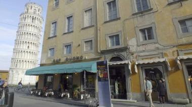 A sinistra i fondi commerciali in vendita; a destra un’altra veduta del complesso dei Trovatelli lungo via Santa Maria oggetto del bando