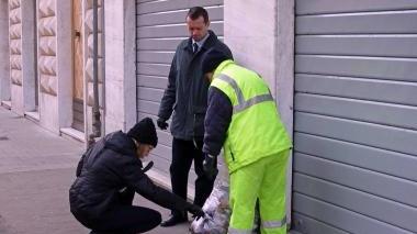 Controlli degli operatori della raccolta sul contenuto dei rifiuti esposti davanti alle case