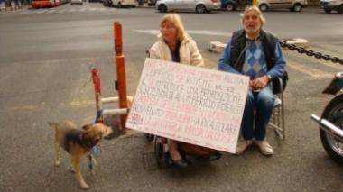 S'incatenano a Roma davanti al Tesoro: «Non siamo evasori»