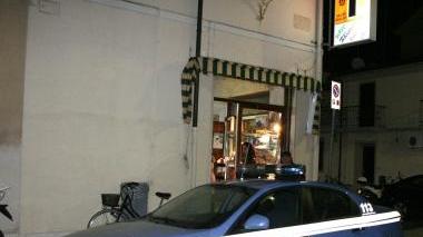 La tabaccheria all’incrocio fra via Pucci e via Matteotti presa di mira dai banditi
