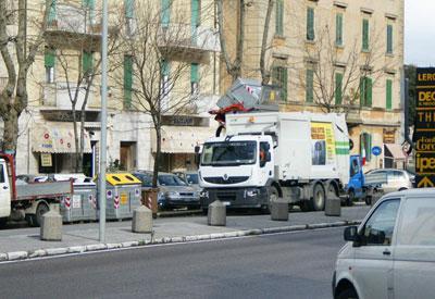 "Basta con la raccolta dei rifiuti negli orari di punta"