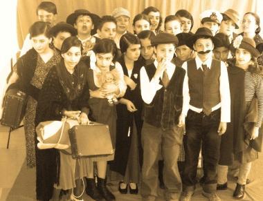 A sinistra la classe di quinta protagonista del corto A destra gli studenti in versione emigranti 