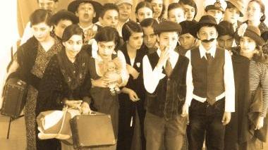 A sinistra la classe di quinta protagonista del corto A destra gli studenti in versione emigranti