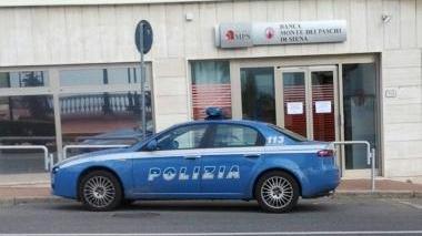 Una volante della polizia davanti alla banca