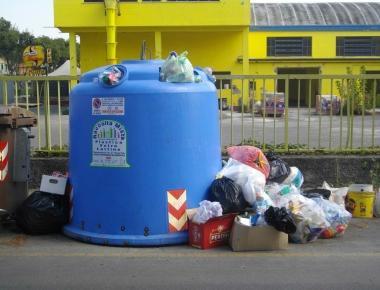 Rifiuti gettati accanto alla campana della plastica nel Comune di Calcinaia 